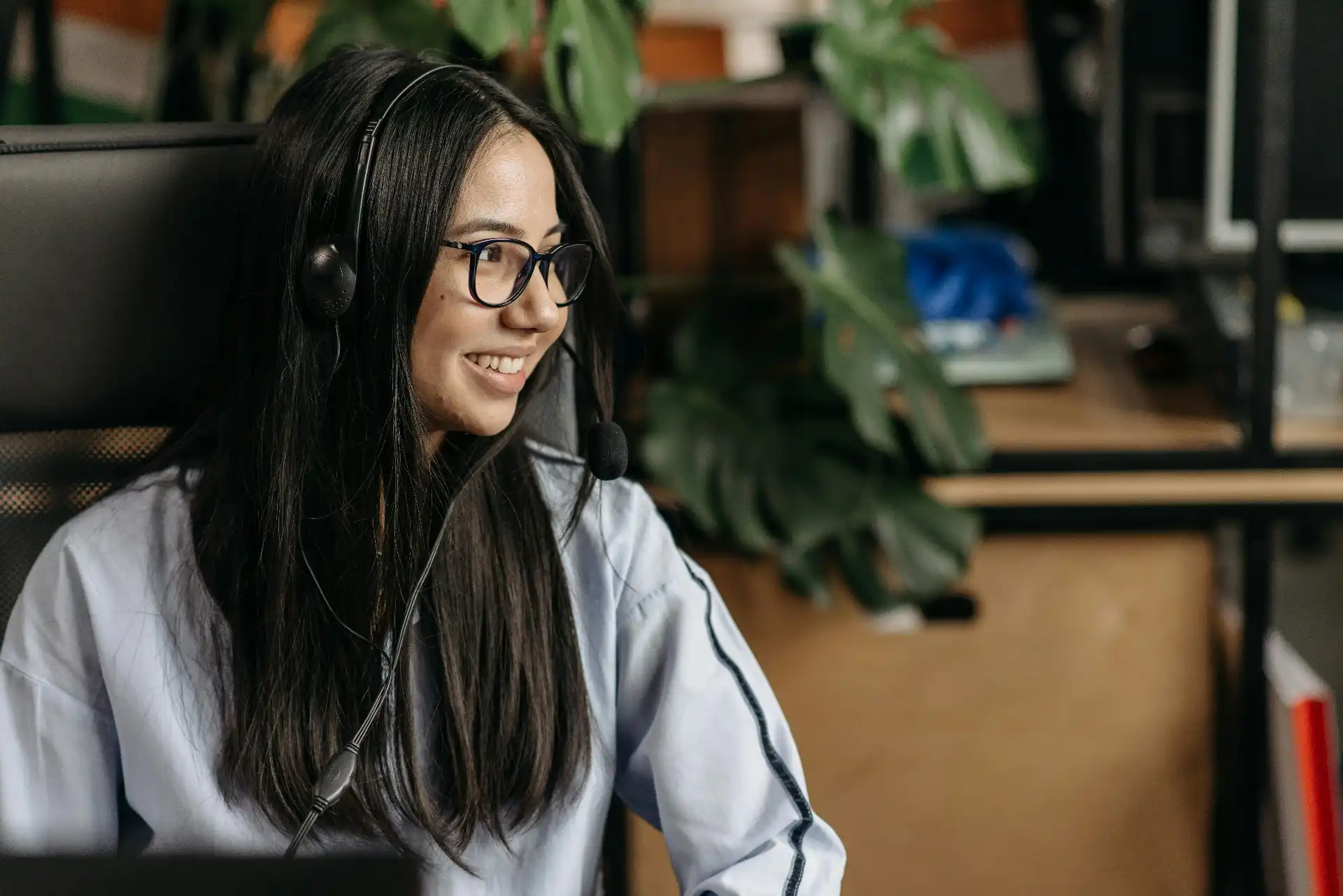 Professional outbound sales agent calling a new lead