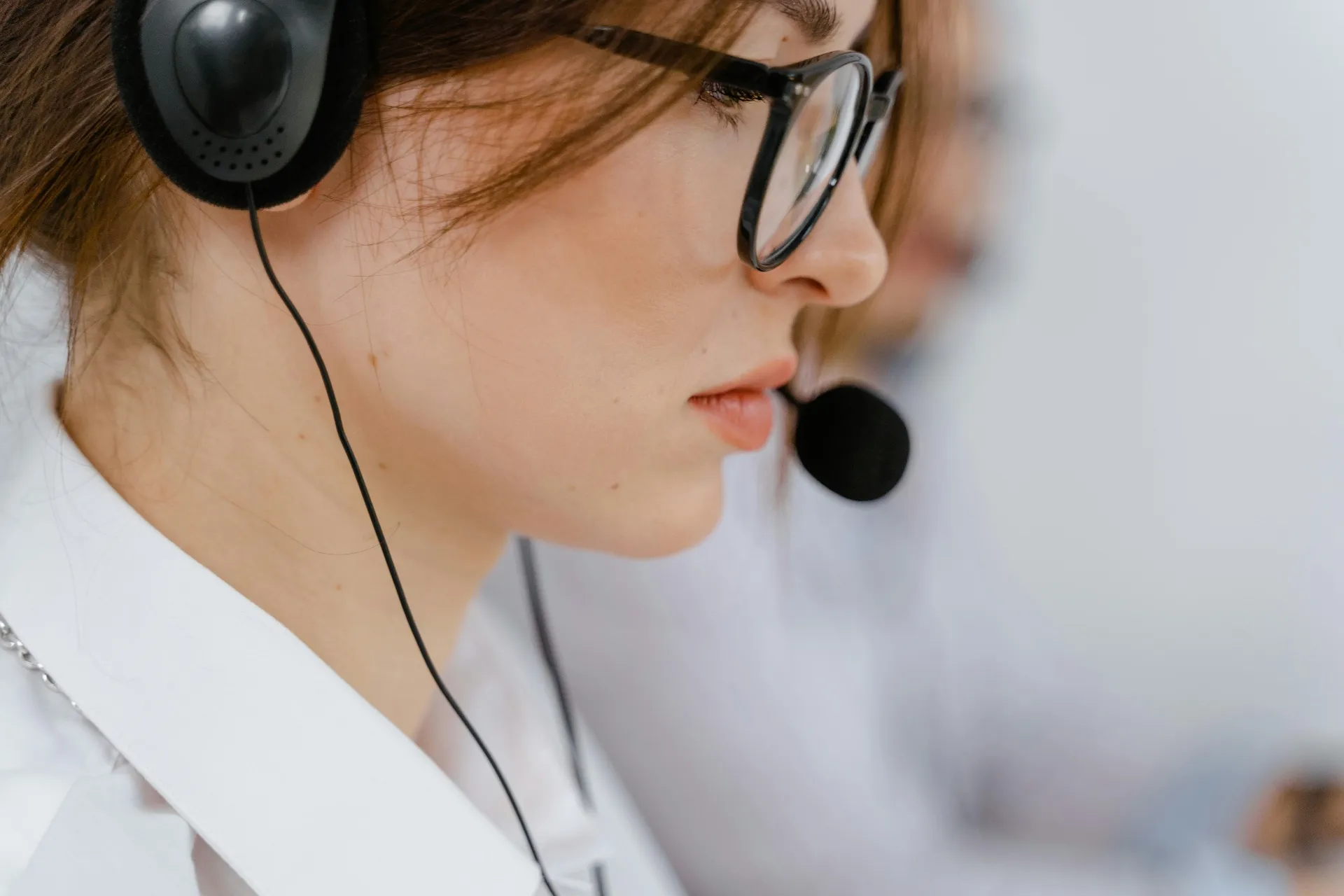 Professional live receptionist answering calls for service businesses